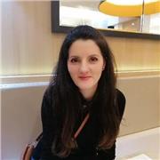 Profesor de inglés imparte a estudiantes de todas las edades